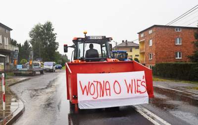 Rolnicza blokada drogi w Warzeńczycach, fot. Marek Lasyk - zdjęcie 11