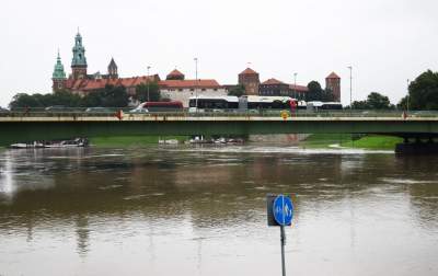 Bulwary po intensywnym deszczu. Nie pospacerujemy... - zdjęcie 6