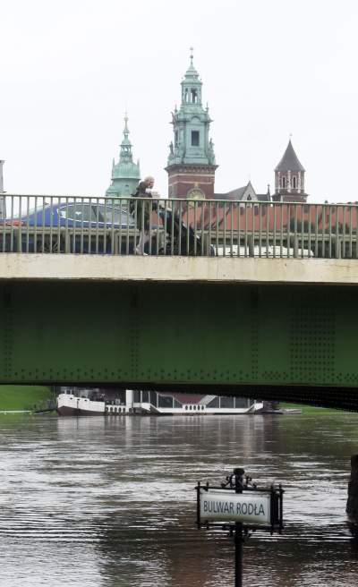 Bulwary po intensywnym deszczu. Nie pospacerujemy... - zdjęcie 8