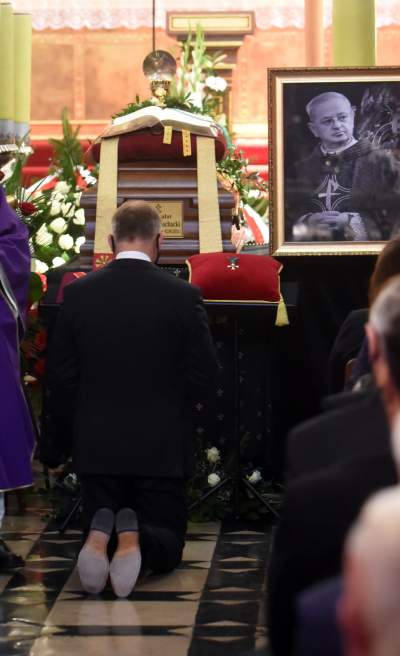 Pogrzeb proboszcza katedry wawelskiej. Obecni prezydent, premier i liderzy PiS - zdjęcie 9