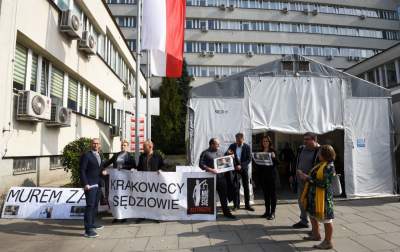 Protest przed krakowskim sądem. Fot. Marek Lasyk - zdjęcie 16