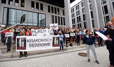 Protest przed krakowskim sądem. Fot. Marek Lasyk - zdjęcie 13