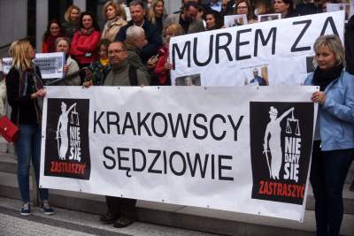 Protest przed krakowskim sądem. Fot. Marek Lasyk - zdjęcie 3