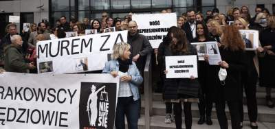 Protest przed krakowskim sądem. Fot. Marek Lasyk - zdjęcie 2
