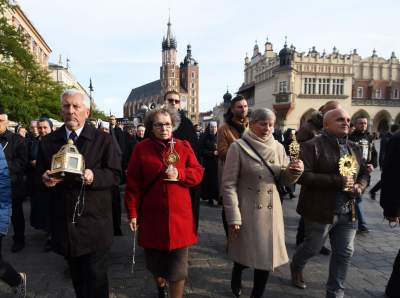 "Męski różaniec" zorganizował procesję za Polskę. Szli nie tylko mężczyźni - zdjęcie 1