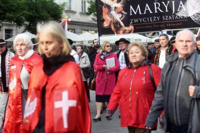"Męski różaniec" zorganizował procesję za Polskę. Szli nie tylko mężczyźni - zdjęcie 16