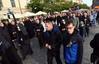 "Męski różaniec" zorganizował procesję za Polskę. Szli nie tylko mężczyźni - zdjęcie 4