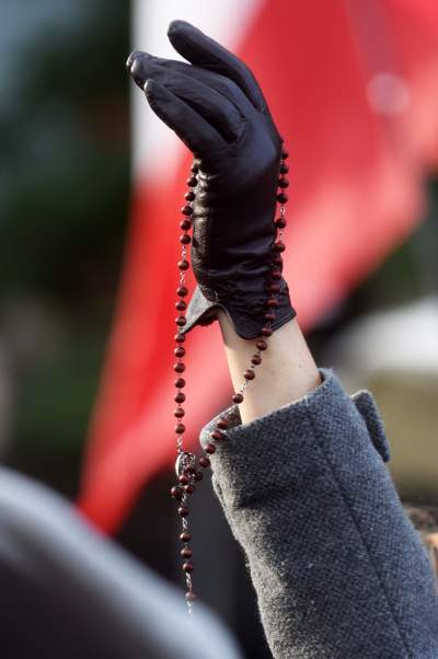 "Męski różaniec" zorganizował procesję za Polskę. Szli nie tylko mężczyźni - zdjęcie 19