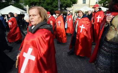 "Męski różaniec" zorganizował procesję za Polskę. Szli nie tylko mężczyźni - zdjęcie 5