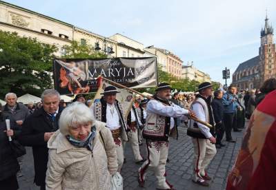 "Męski różaniec" zorganizował procesję za Polskę. Szli nie tylko mężczyźni - zdjęcie 7