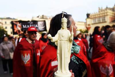 "Męski różaniec" zorganizował procesję za Polskę. Szli nie tylko mężczyźni - zdjęcie 11