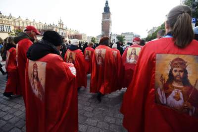 "Męski różaniec" zorganizował procesję za Polskę. Szli nie tylko mężczyźni - zdjęcie 6