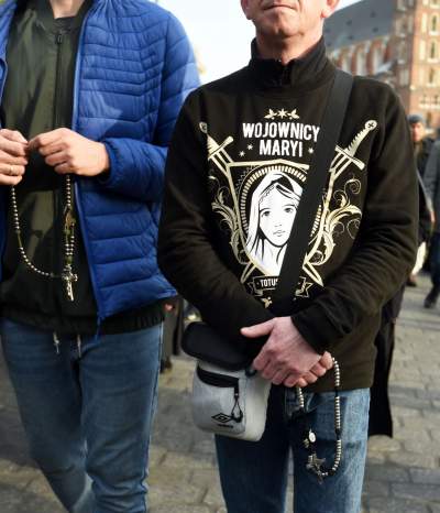 "Męski różaniec" zorganizował procesję za Polskę. Szli nie tylko mężczyźni - zdjęcie 2