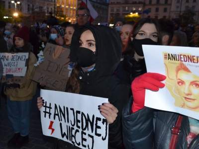 "Ani jednej więcej!" Tysiące protestujących w Krakowie - zdjęcie 18