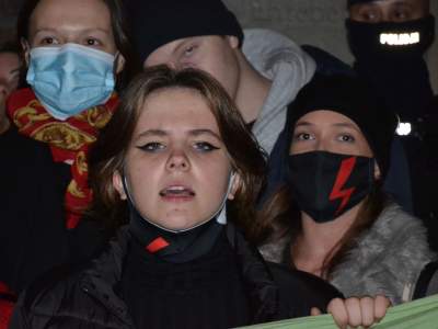 "Ani jednej więcej!" Tysiące protestujących w Krakowie - zdjęcie 36