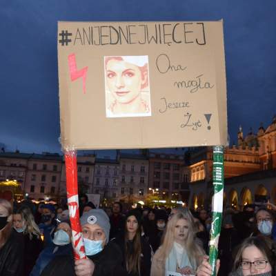 "Ani jednej więcej!" Tysiące protestujących w Krakowie - zdjęcie 17
