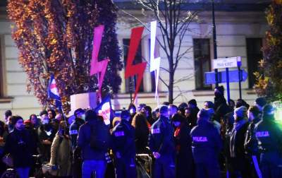 Rząd i PiS świętowali w Krakowie. Strajk Kobiet protestował - zdjęcie 14