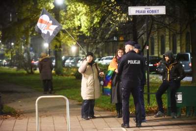 Rząd i PiS świętowali w Krakowie. Strajk Kobiet protestował - zdjęcie 12