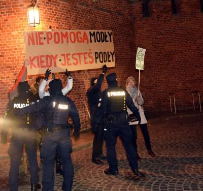 "Powitajmy Kaczyńskiego". Protest przy wjeździe na Wawel - zdjęcie 21