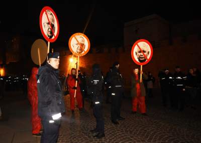 "Powitajmy Kaczyńskiego". Protest przy wjeździe na Wawel - zdjęcie 18