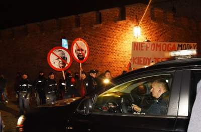 "Powitajmy Kaczyńskiego". Protest przy wjeździe na Wawel - zdjęcie 22