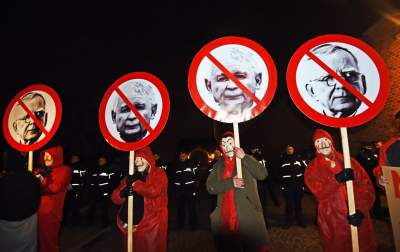 "Powitajmy Kaczyńskiego". Protest przy wjeździe na Wawel - zdjęcie 17