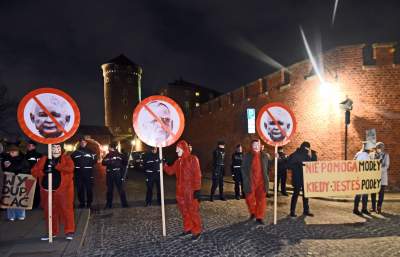 "Powitajmy Kaczyńskiego". Protest przy wjeździe na Wawel - zdjęcie 1