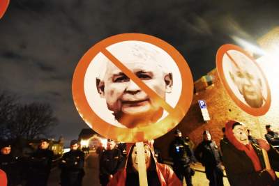 "Powitajmy Kaczyńskiego". Protest przy wjeździe na Wawel - zdjęcie 10