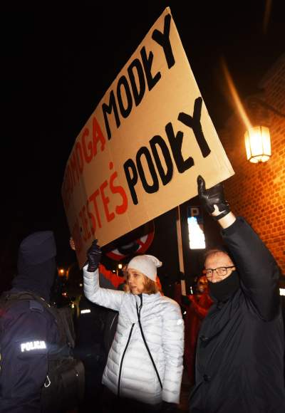 "Powitajmy Kaczyńskiego". Protest przy wjeździe na Wawel - zdjęcie 19