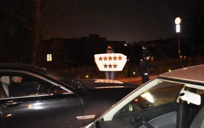 "Powitajmy Kaczyńskiego". Protest przy wjeździe na Wawel - zdjęcie 24