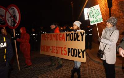 "Powitajmy Kaczyńskiego". Protest przy wjeździe na Wawel - zdjęcie 13