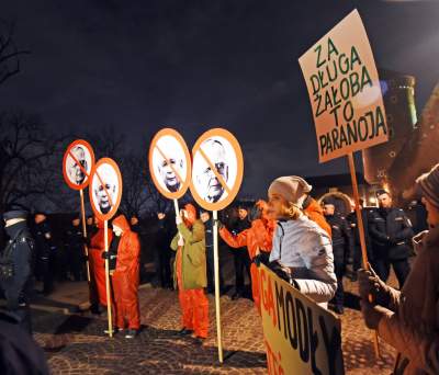 "Powitajmy Kaczyńskiego". Protest przy wjeździe na Wawel - zdjęcie 16