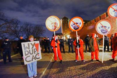"Powitajmy Kaczyńskiego". Protest przy wjeździe na Wawel - zdjęcie 8