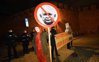"Powitajmy Kaczyńskiego". Protest przy wjeździe na Wawel - zdjęcie 4