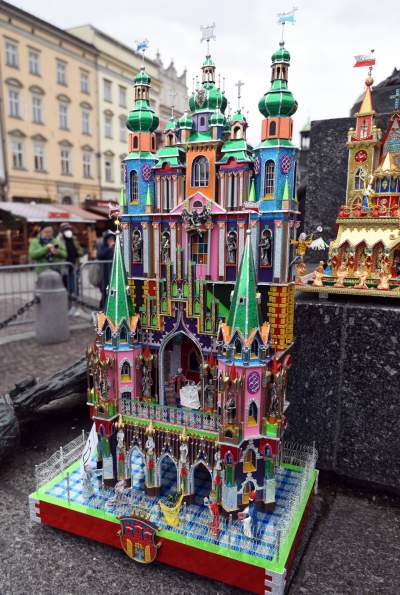 Pokaz szopek na Rynku w Krakowie, drut kolczasty i mędrcy ze wschodu - zdjęcie 2