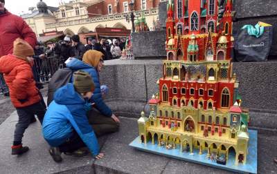 Pokaz szopek na Rynku w Krakowie, drut kolczasty i mędrcy ze wschodu - zdjęcie 43