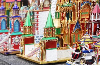 Pokaz szopek na Rynku w Krakowie, drut kolczasty i mędrcy ze wschodu - zdjęcie 39