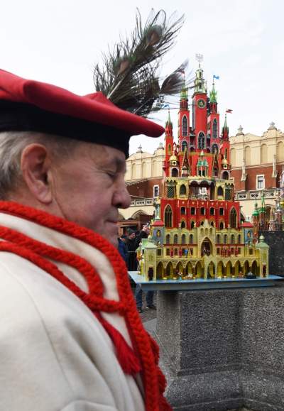 Pokaz szopek na Rynku w Krakowie, drut kolczasty i mędrcy ze wschodu - zdjęcie 48