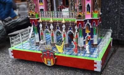 Pokaz szopek na Rynku w Krakowie, drut kolczasty i mędrcy ze wschodu - zdjęcie 1