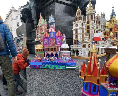 Pokaz szopek na Rynku w Krakowie, drut kolczasty i mędrcy ze wschodu - zdjęcie 32