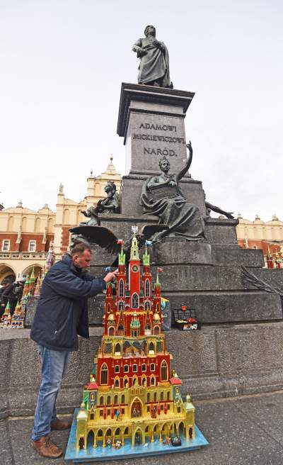 Pokaz szopek na Rynku w Krakowie, drut kolczasty i mędrcy ze wschodu - zdjęcie 38