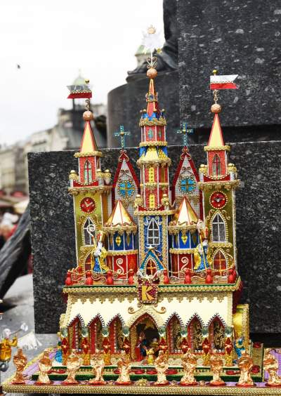 Pokaz szopek na Rynku w Krakowie, drut kolczasty i mędrcy ze wschodu - zdjęcie 24