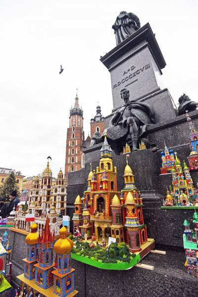 Pokaz szopek na Rynku w Krakowie, drut kolczasty i mędrcy ze wschodu - zdjęcie 8