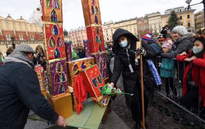 Pokaz szopek na Rynku w Krakowie, drut kolczasty i mędrcy ze wschodu - zdjęcie 42