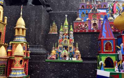 Pokaz szopek na Rynku w Krakowie, drut kolczasty i mędrcy ze wschodu - zdjęcie 30