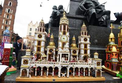 Pokaz szopek na Rynku w Krakowie, drut kolczasty i mędrcy ze wschodu - zdjęcie 6