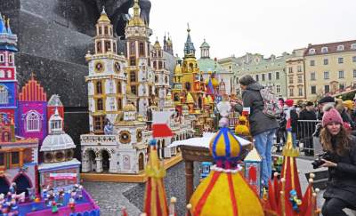 Pokaz szopek na Rynku w Krakowie, drut kolczasty i mędrcy ze wschodu - zdjęcie 34