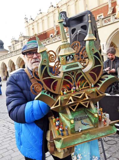 Pokaz szopek na Rynku w Krakowie, drut kolczasty i mędrcy ze wschodu - zdjęcie 21