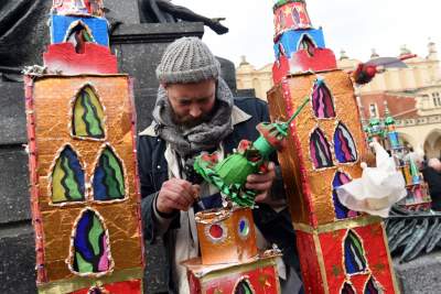 Pokaz szopek na Rynku w Krakowie, drut kolczasty i mędrcy ze wschodu - zdjęcie 46