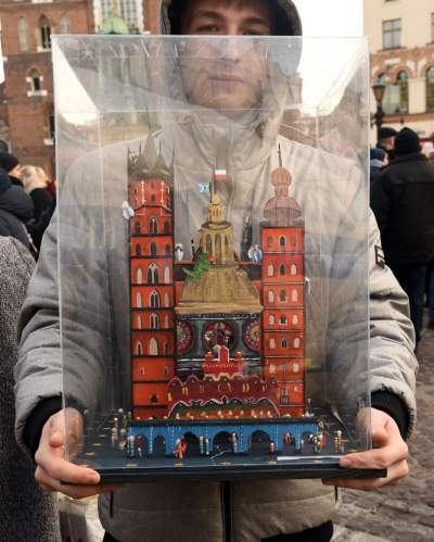 Pokaz szopek na Rynku w Krakowie, drut kolczasty i mędrcy ze wschodu - zdjęcie 19